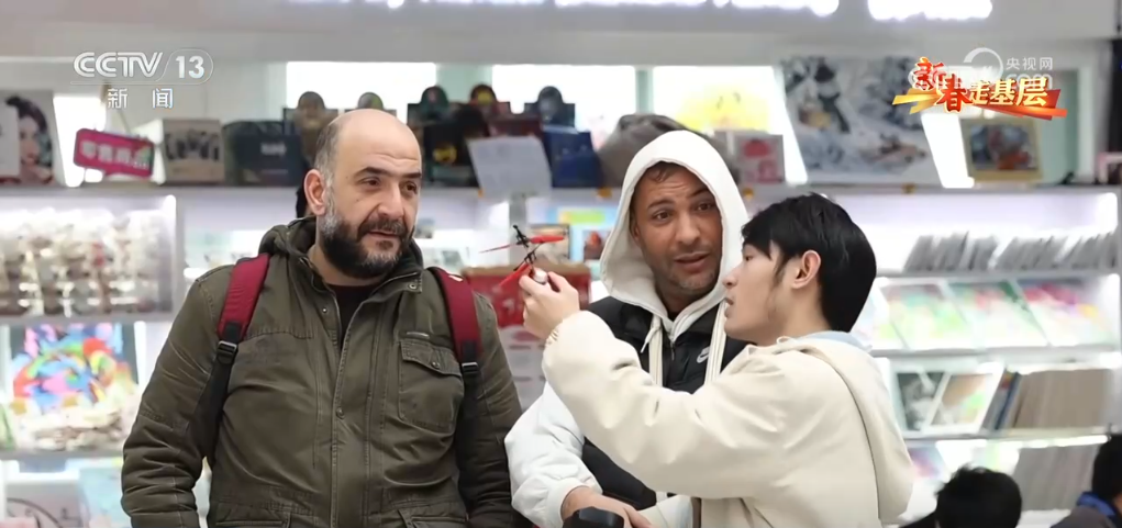 成拳”凝聚合力 “品牌出海”成为义乌热词冰球突破豪华版app新春走基层 “攥指