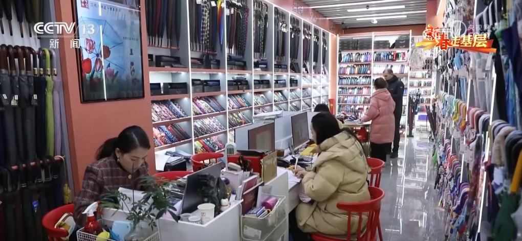 成拳”凝聚合力 “品牌出海”成为义乌热词冰球突破豪华版app新春走基层 “攥指(图3)